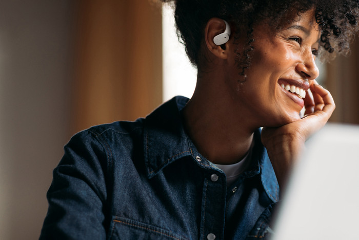 JBL Sense Lite Wit product in gebruik