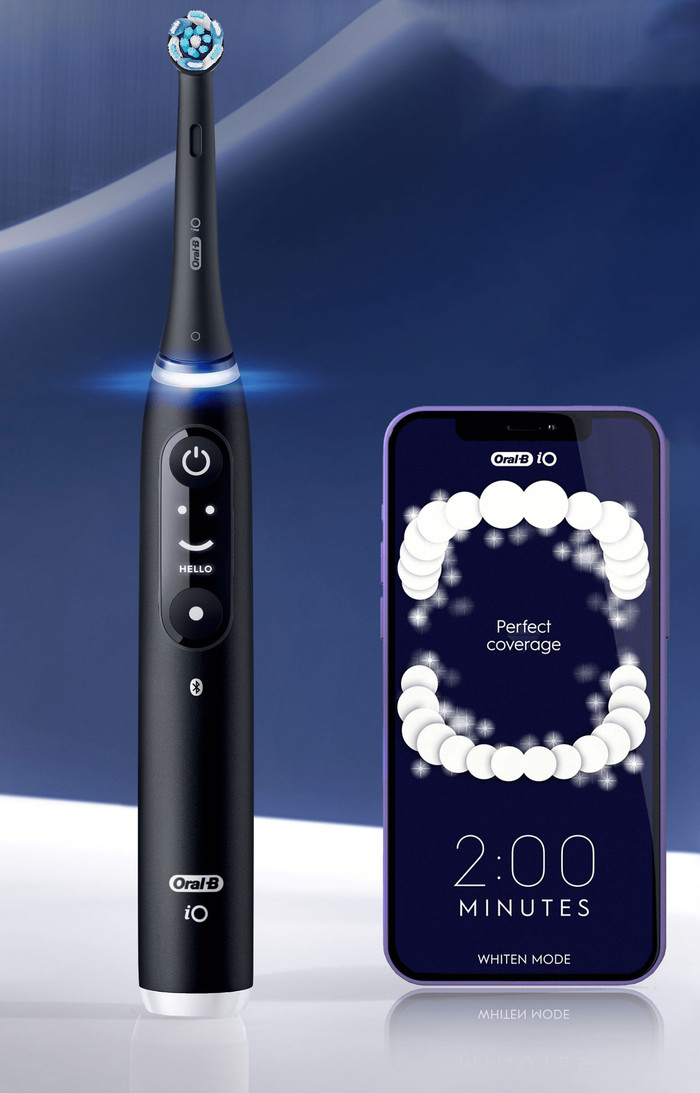 Oral-B iO 6N Zwart + extra iO Gentle Care opzetborstel product in gebruik