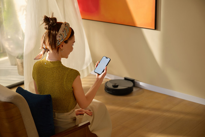 Roborock Q10 VF Black product in use