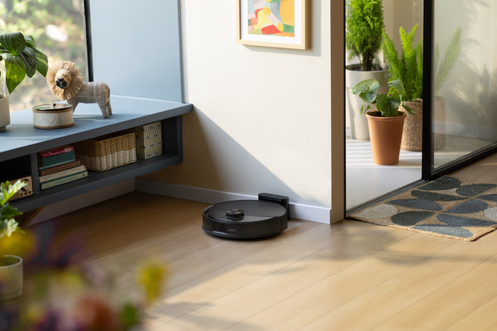 Roborock Q10 VF Black product in use