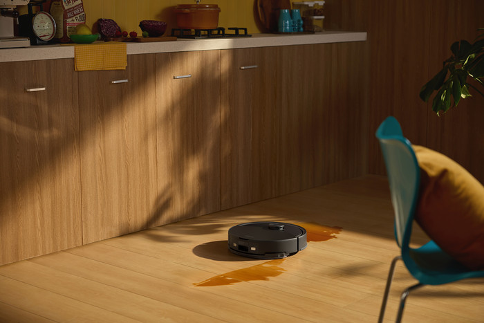 Roborock Q10 VF Black product in use