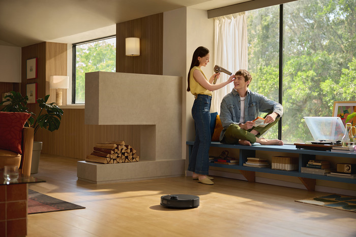 Roborock Q10 VF Black product in use