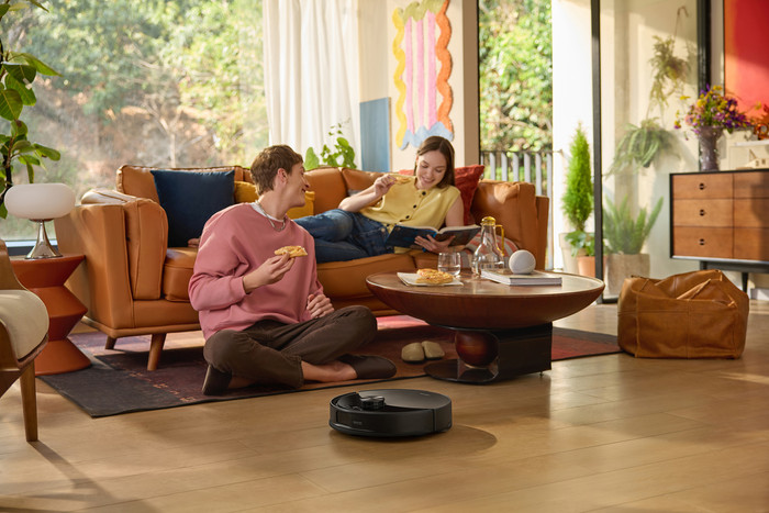 Roborock Q10 VF Black product in use