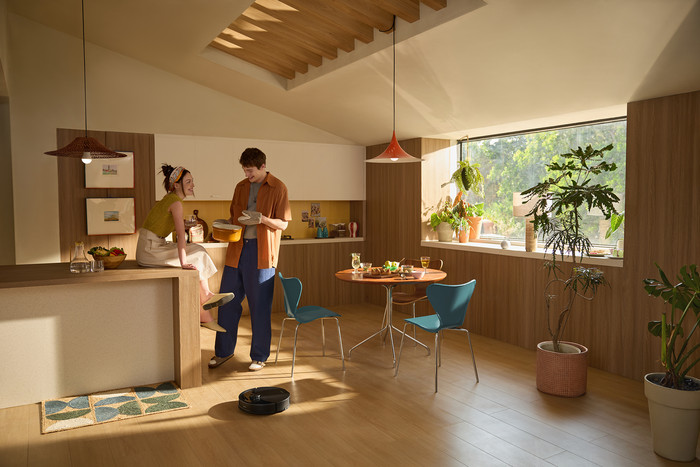 Roborock Q10 VF Black product in use