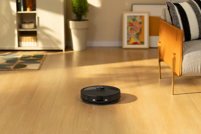 Roborock Q10 VF Black product in use