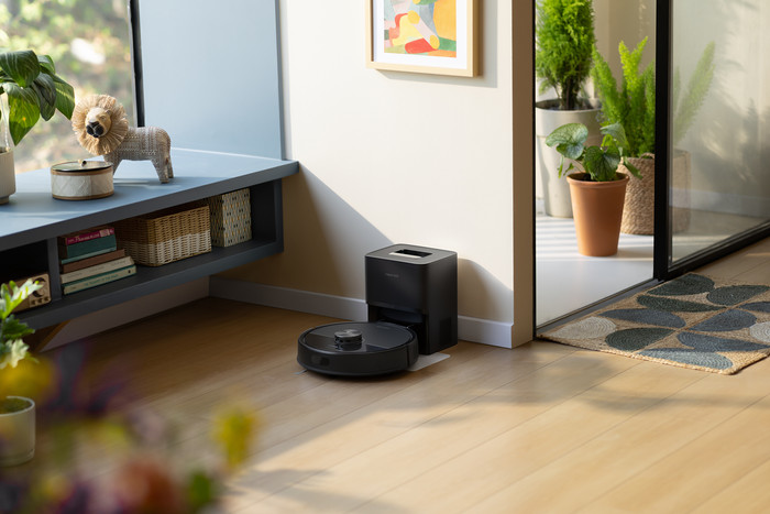 Roborock Q7 TF+ Black product in use