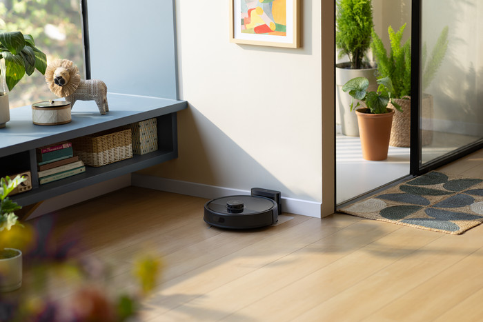 Roborock Q7 BF Black product in use