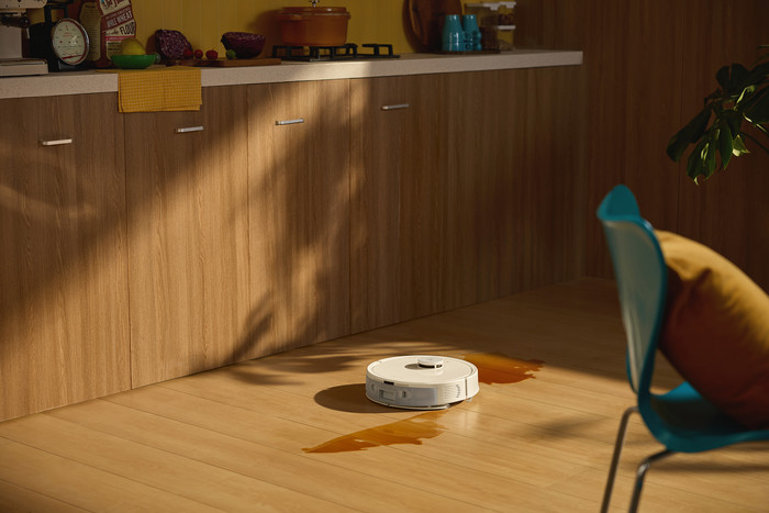 Roborock Q7 BF White product in use