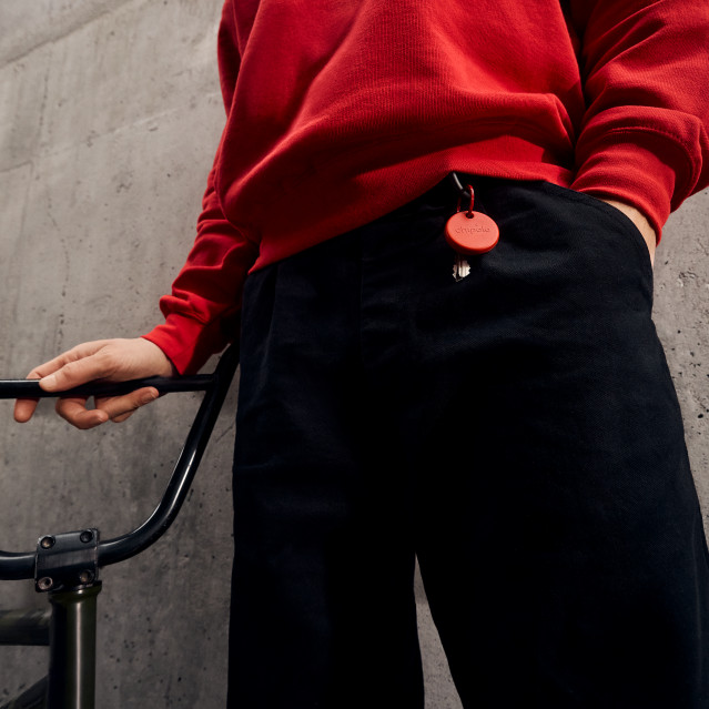 Chipolo POP red product in use