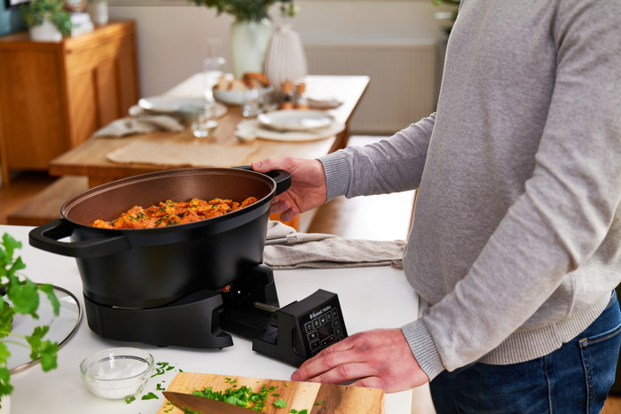 Russel Hobbs Good to Go Multicooker 6.5L product in use