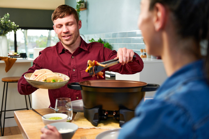 Russel Hobbs Good to Go Multicooker 6.5L product in use