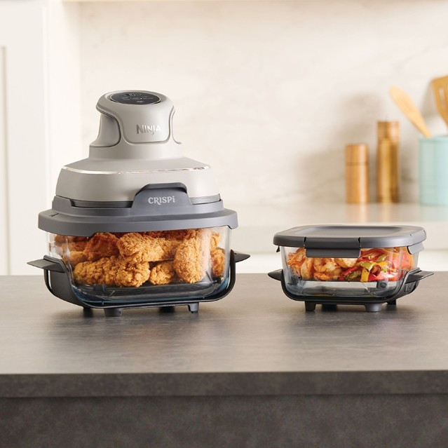 Ninja Crispi FN101EUST Grijs product in gebruik