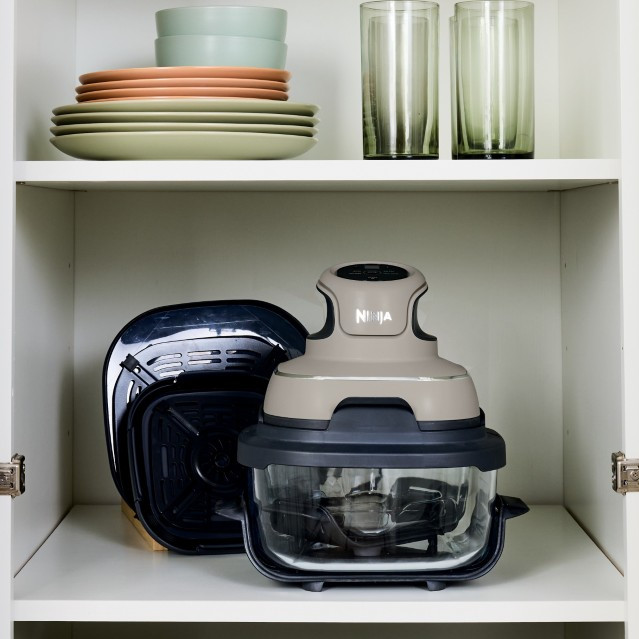 Ninja Crispi FN101EUST Grijs product in gebruik