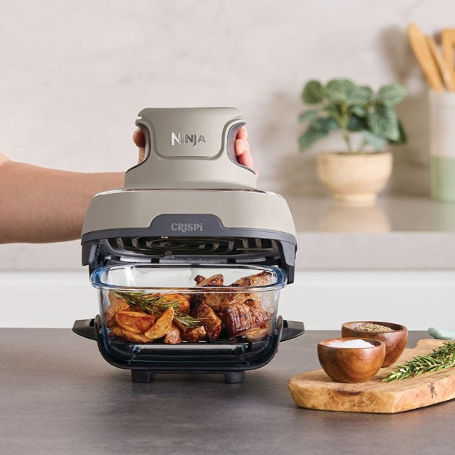 Ninja Crispi FN101EUST Grijs product in gebruik