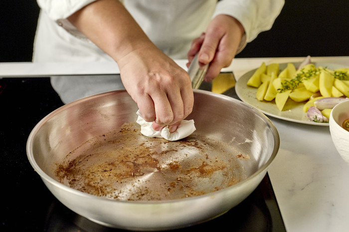 Demeyere Resto 3 Frying Pan 24cm product in use