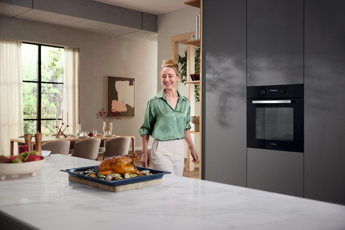 Miele H 2766-1 BP 125 Edition Obsidian Black product in use
