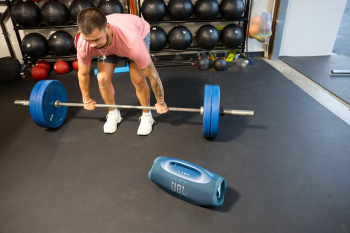 JBL Boombox 4 Bleu produit à l'usage