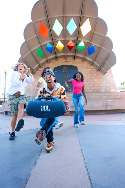 JBL Boombox 4 Bleu produit à l'usage