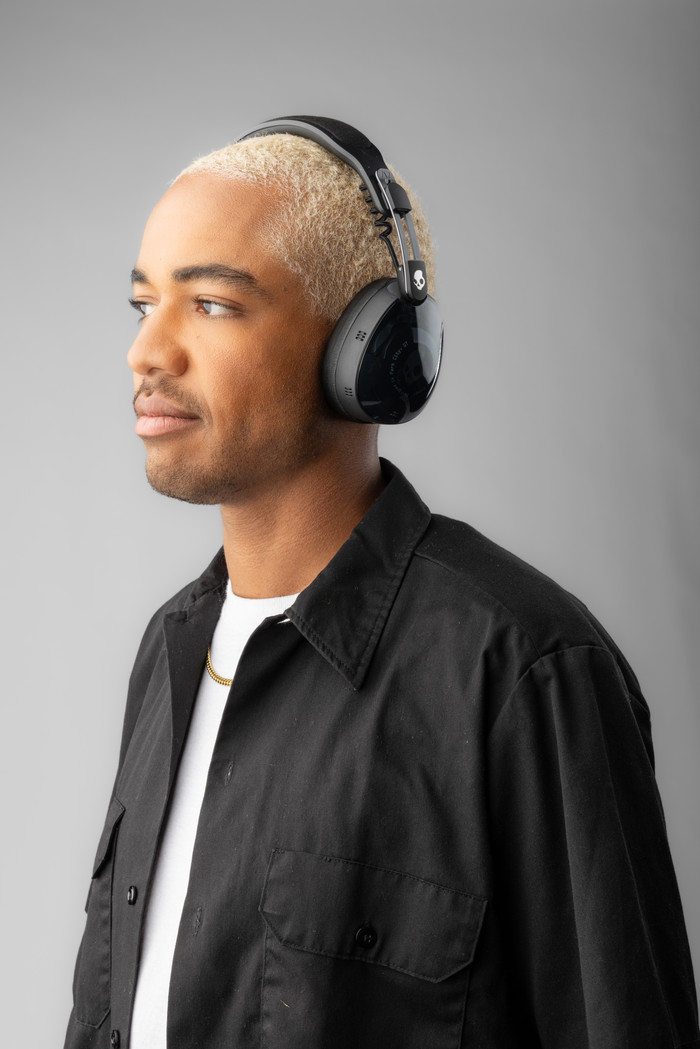 Skullcandy Aviator 900 ANC Black product in use