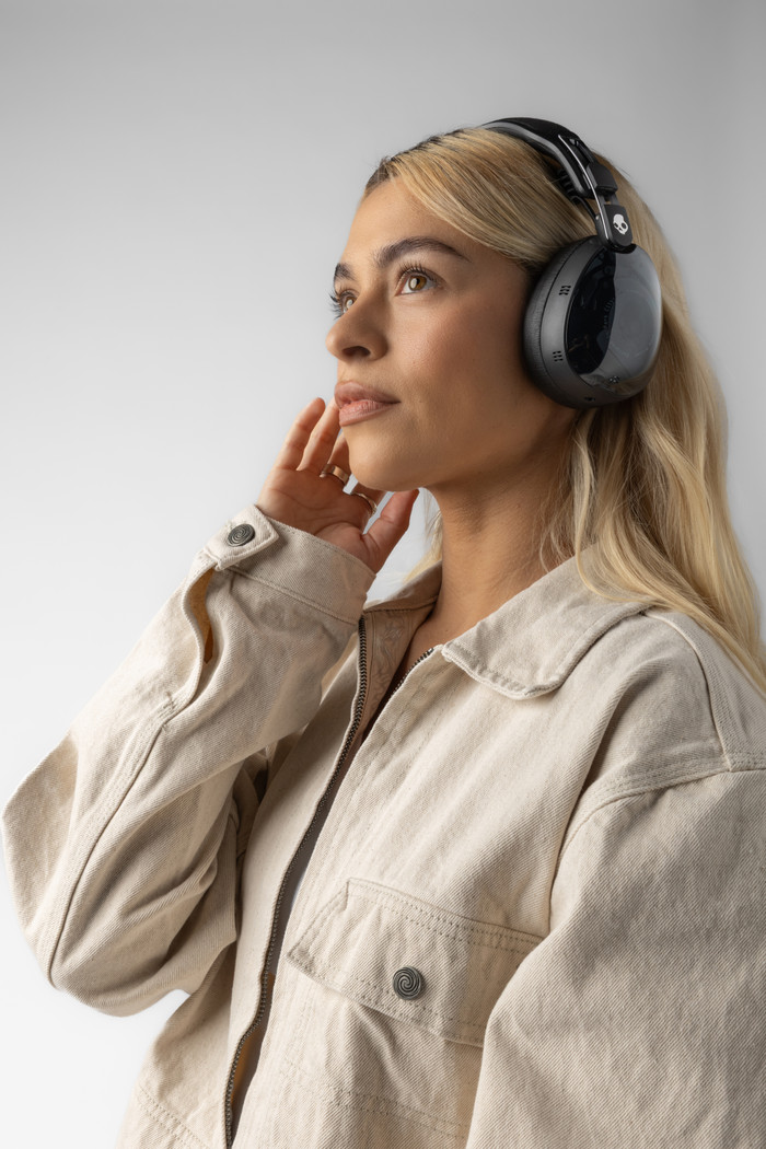 Skullcandy Aviator 900 ANC Black product in use