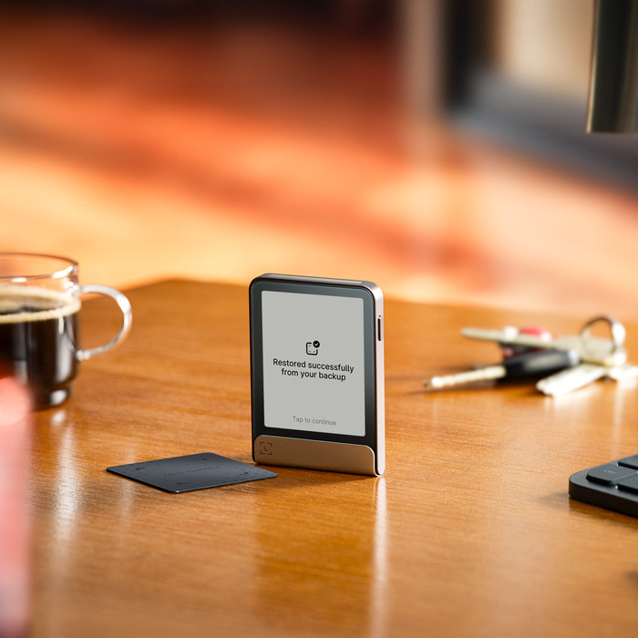 Ledger Flex Oxidate Green including Recovery Key product in use