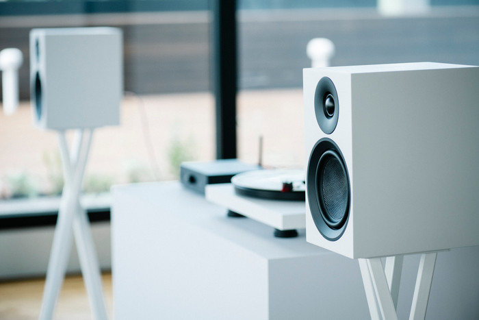Pro-Ject Colourful Audio System E White product in use