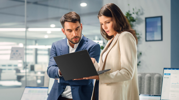 Acer TravelMate P6 14 AI TMP614-54-TCO-72CH QWERTY product in use