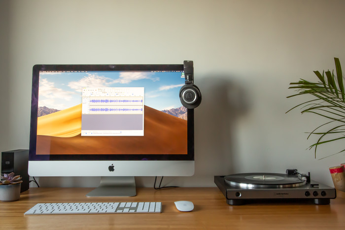 Audio-Technica AT-LP60XUSBGM + Audio-Technica ATH-SP3X Black product in use