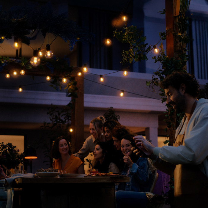 Philips Hue Festavia Globe Lichtsnoer - 14 meter - 20 lampen product in gebruik