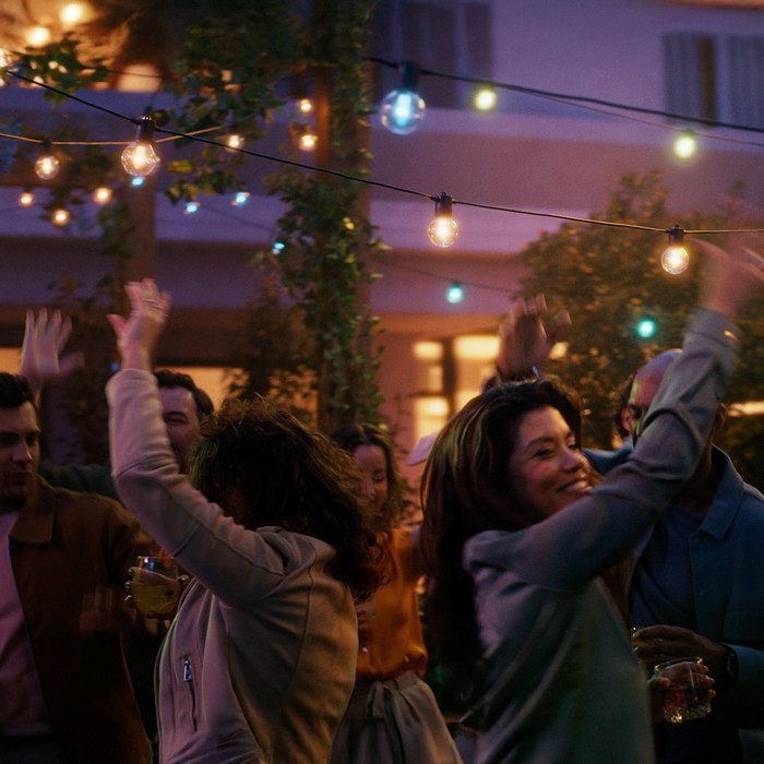 Philips Hue Festavia Globe Lichtsnoer - 14 meter - 20 lampen product in gebruik