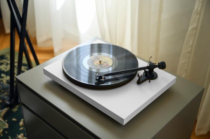 Pro-Ject Colourful Audio System E White product in use