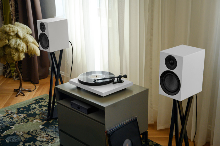 Pro-Ject Colourful Audio System E White product in use