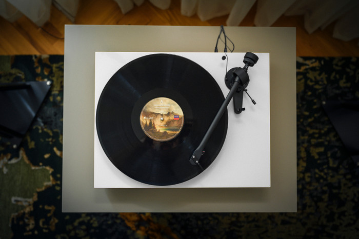 Pro-Ject Colourful Audio System E White product in use