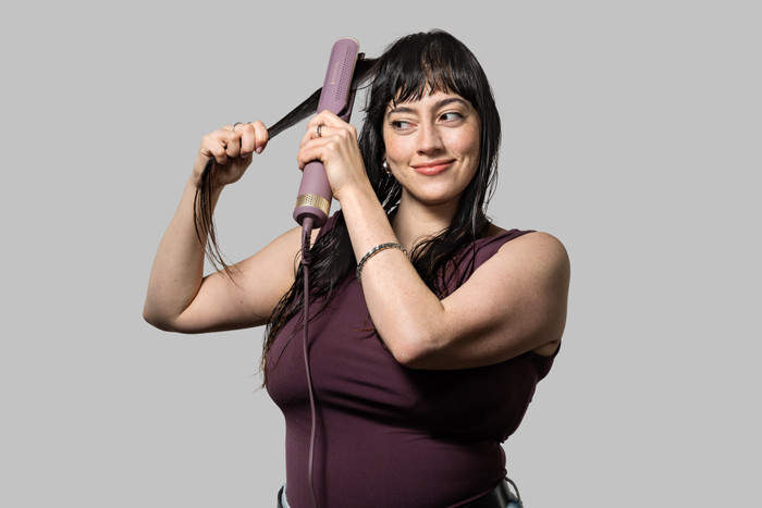 Remington AIRvive 2-in-1 Air Styler AS8930 product in use