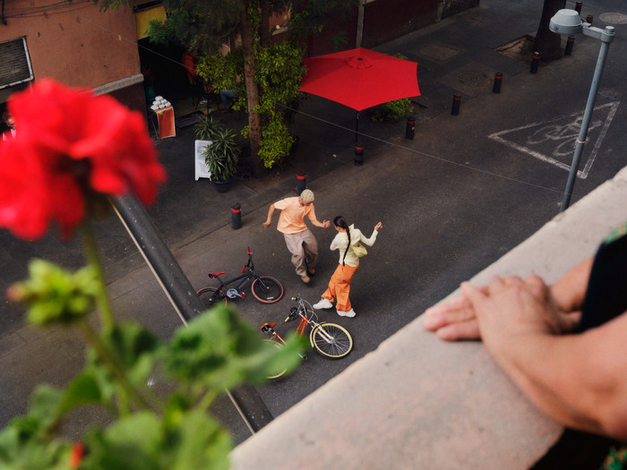 Bose SoundLink Micro 2 Black product in use