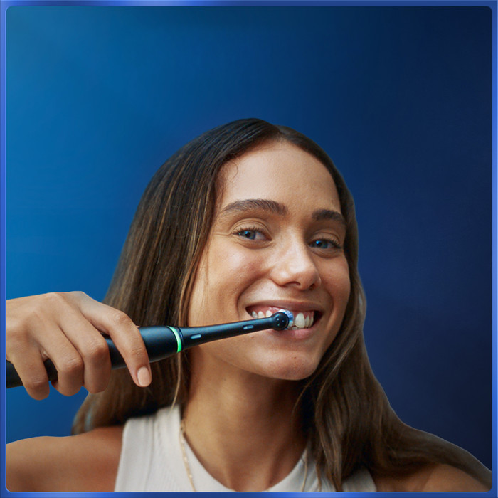 Oral-B iO 5N Pink product in use