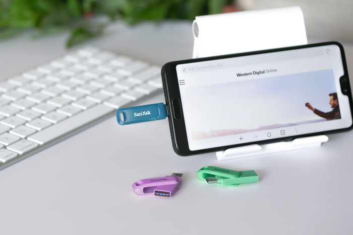 SanDisk Ultra Dual Drive USB-C 512GB Navagio Bay product in use