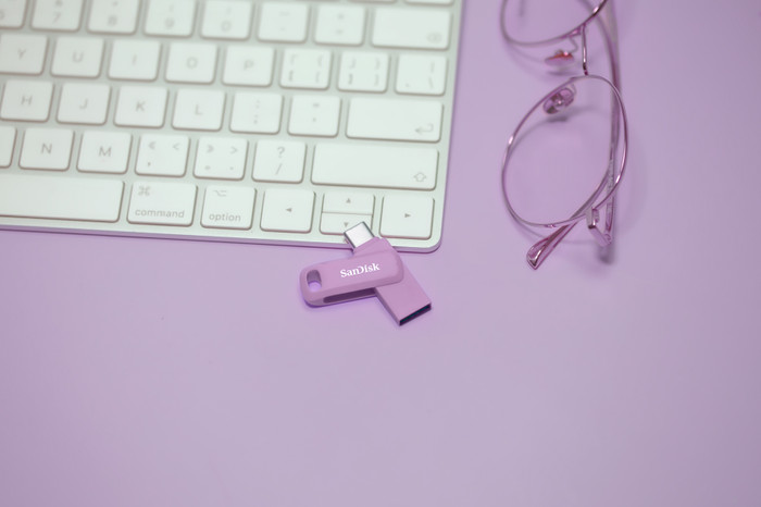 SanDisk Ultra Dual Drive Usb C 512GB Lavender product in gebruik