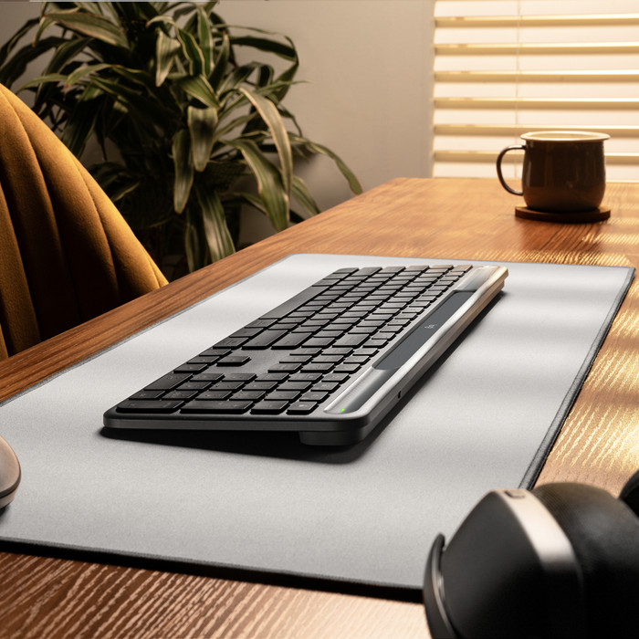 Logitech Signature Slim Solar+ Wireless Keyboard AZERTY product in use