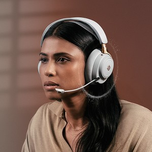 SteelSeries Arctis Nova Elite Sage & Gold product in gebruik