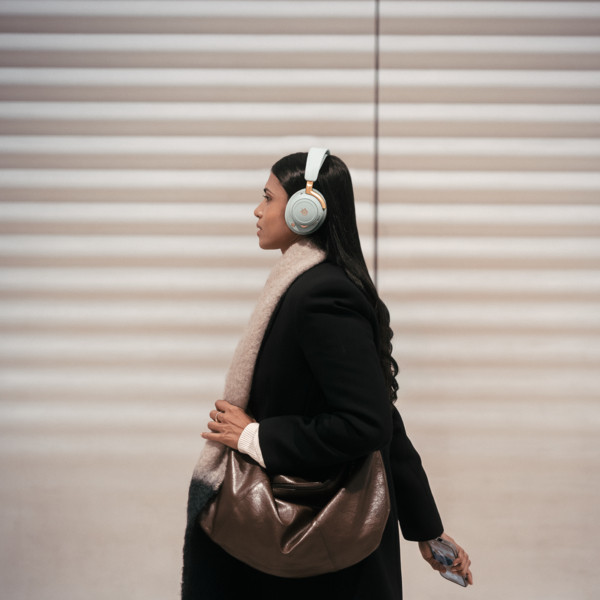 SteelSeries Arctis Nova Elite Sage & Gold product in gebruik