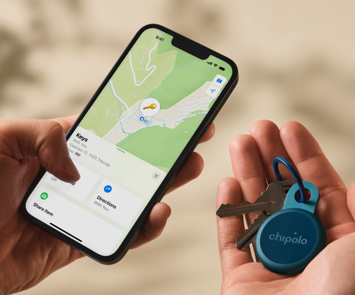 Chipolo LOOP Blue product in use