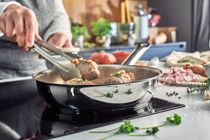 Demeyere Cosi 3 RVS Koekenpannenset 24 + 28 cm product in gebruik