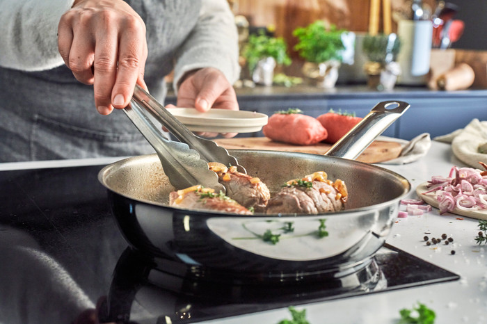 Demeyere Cosi 3 RVS Koekenpannenset 24 + 28 cm product in gebruik