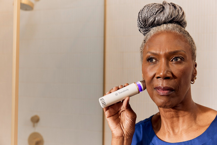 Therabody Theraface Depuffing Wand Blanc produit à l'usage