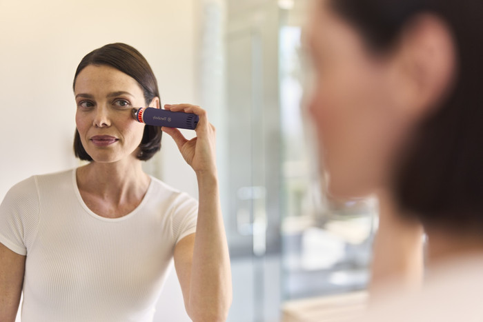 Therabody Theraface Depuffing Wand Paars product in gebruik