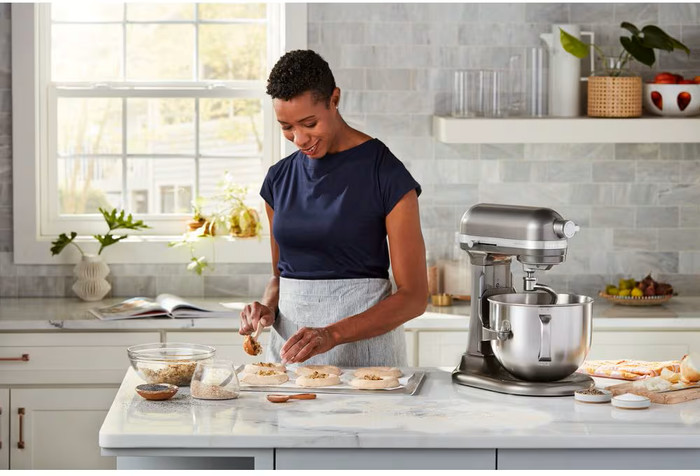 KitchenAid Artisan Bowl-Lift 5KSM70SHXEMH Tin Gray product in use