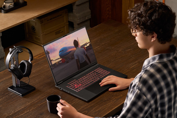 ASUS TUF Gaming 18 FA808UP-S8011W product in use