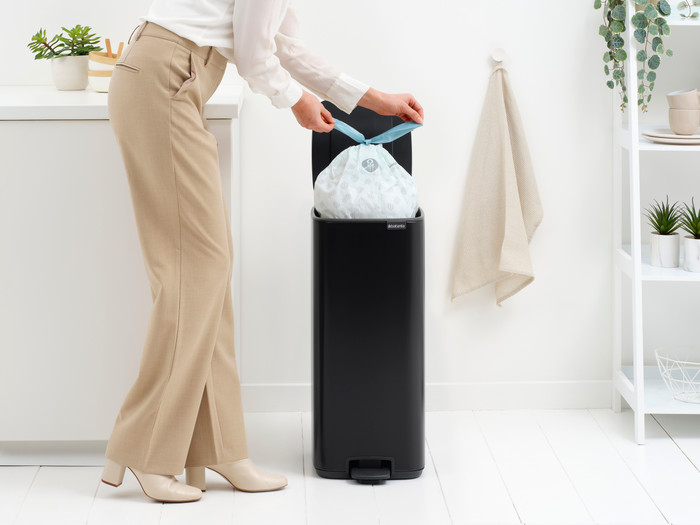 Brabantia Bo Pedal Bin 30 Liter Matt Black product in gebruik