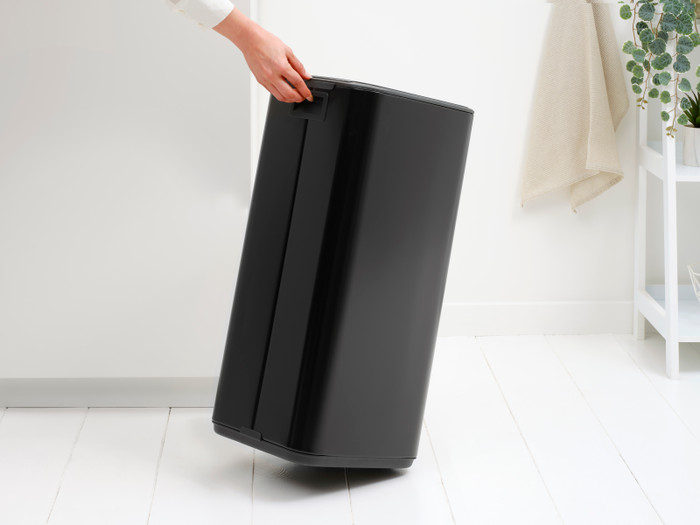 Brabantia Bo Pedal Bin 30 Liter Matt Black product in gebruik